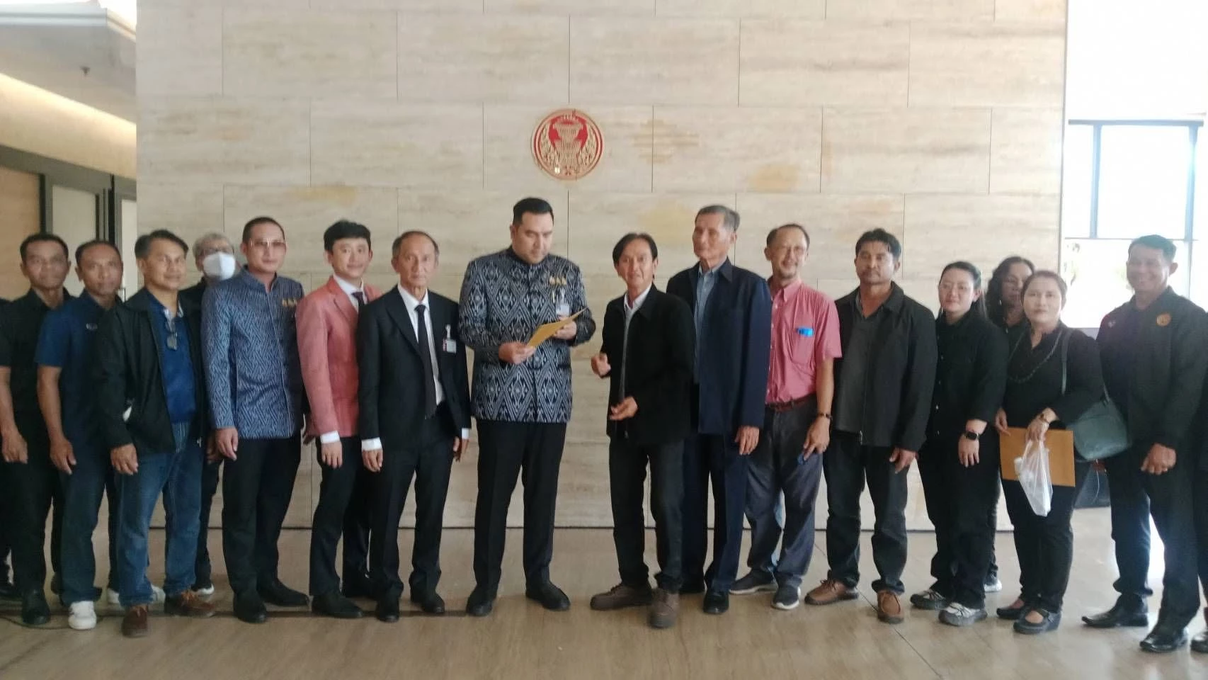 ร้องเรียน นายวัชรพล ขาวขำ รัฐมนตรีช่วยว่าการกระทรวงเกษตรและสหกรณ์ เพื่อช่วยแก้ปัญหานมส่วนเกิน